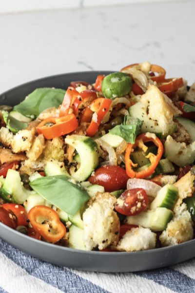 Panzanella Salad with Garlic Bread recipe | Not sure what to do with your leftover bread? Use it to create this light and easy side dish, perfect for quick weeknight dinners! | mincerepublic.com