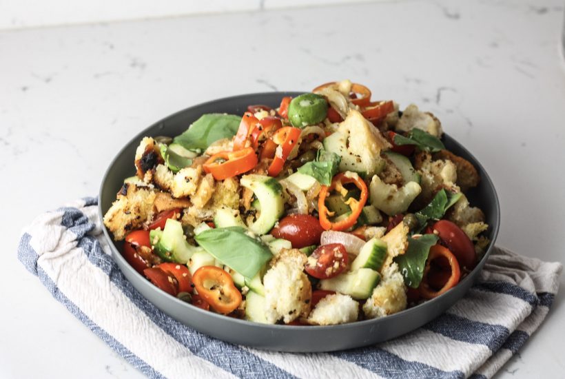 Panzanella Salad with Garlic Bread recipe | Not sure what to do with your leftover bread? Use it to create this light and easy side dish, perfect for quick weeknight dinners! | mincerepublic.com