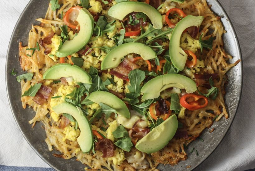 Egg and Bacon Breakfast Pizza with Cheesy Hashbrown Crust | via mincerepublic.com
