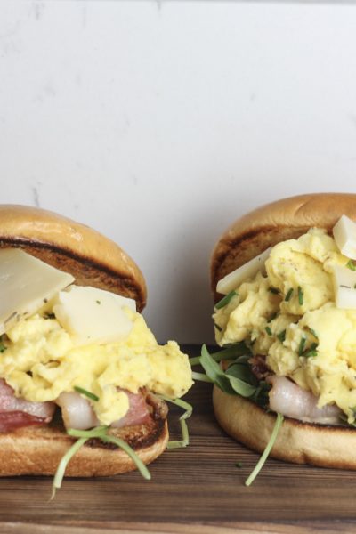 Egg & Bacon Breakfast Sandwich with Sharp Cheddar, Arugula and Sriracha Mayo. The perfect start to your morning or Brunch! | mincerepublic.com