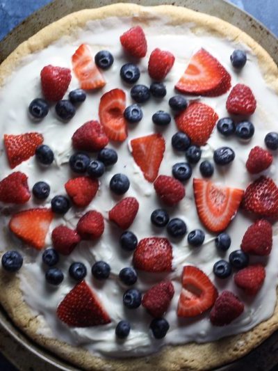 Fruit Pizza with Sugar Cookie Crust | The perfect summer dessert recipe for a crowd! Great for Fourth of July #fruitpizza #summerdesserts | mincerepublic.com