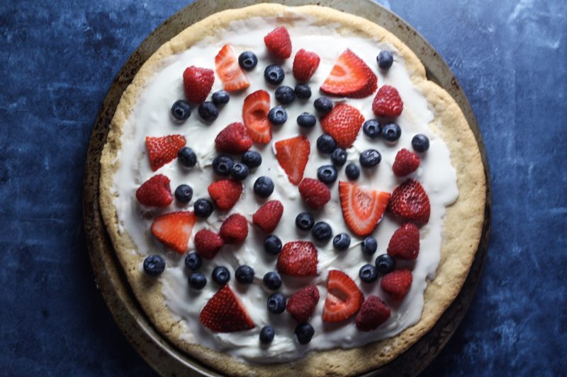 Fruit Pizza with Sugar Cookie Crust | The perfect summer dessert recipe for a crowd! Great for Fourth of July #fruitpizza #summerdesserts | mincerepublic.com