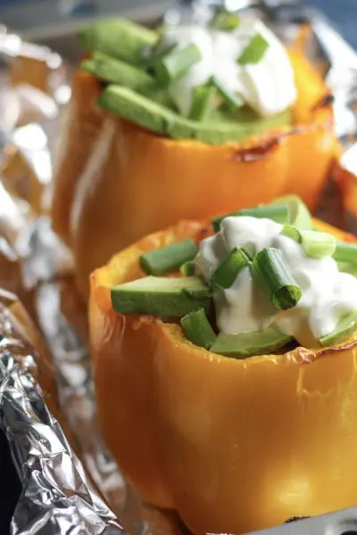 Buffalo Chicken Stuffed Peppers recipe | #lowcarb #keto #easydinnerideas | mincerepublic.com