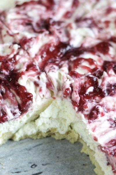 Raspberry Cheesecake Bars Recipe | Low carb, ketogenic friendly | #lowcarb #keto | mincerepublic.com