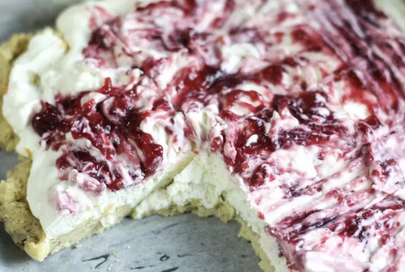 Raspberry Cheesecake Bars Recipe | Low carb, ketogenic friendly | #lowcarb #keto | mincerepublic.com