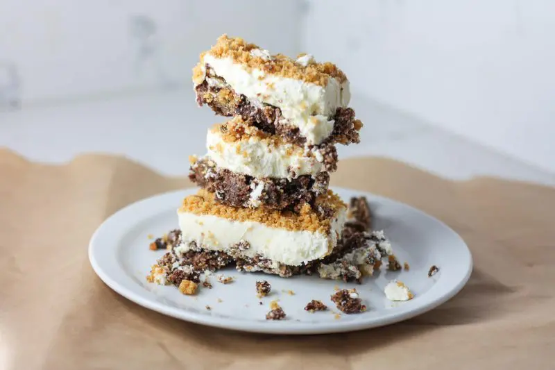 Low Carb Double Chocolate Peanut Butter Cheesecake Bars Recipe | A delicious #lowcarb #keto cheesecake with a cookie crust | mincerepublic.com