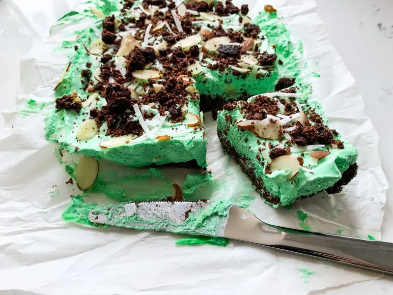 Shamrock Cheesecake Bars | #keto #lowcarb #stpatricksday | mincerepublic.com